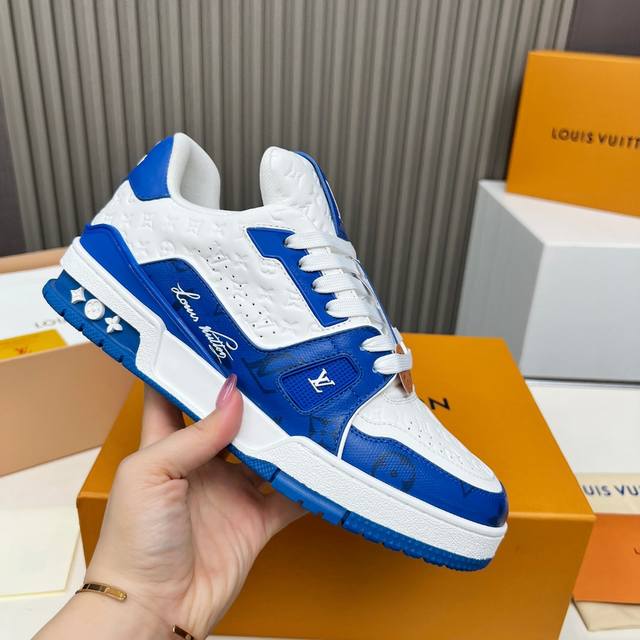2630最新款Lv Trainer 系列最新运动鞋 强烈推荐 简直不要太好看！专柜开售十分钟立刻抢光光的款。 ｜原版开发｜品质一如既往 鞋面市面顶级头层小牛皮