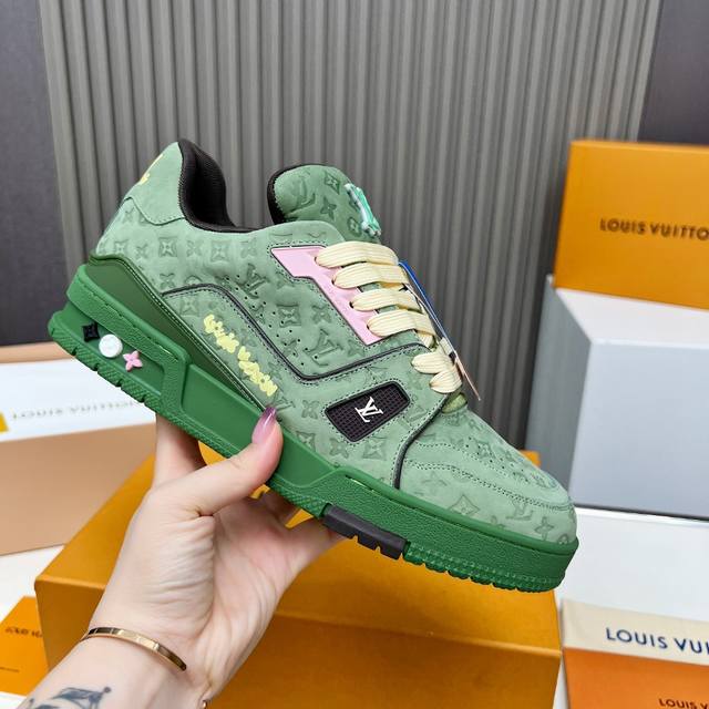 2630最新款Lv Trainer 系列最新运动鞋 强烈推荐 简直不要太好看！专柜开售十分钟立刻抢光光的款。 ｜原版开发｜品质一如既往 鞋面市面顶级头层小牛皮