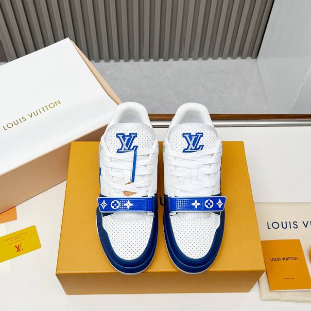 2630最新款Lv Trainer 系列最新运动鞋 强烈推荐 简直不要太好看！专柜开售十分钟立刻抢光光的款。 ｜原版开发｜品质一如既往 鞋面市面顶级头层小牛皮
