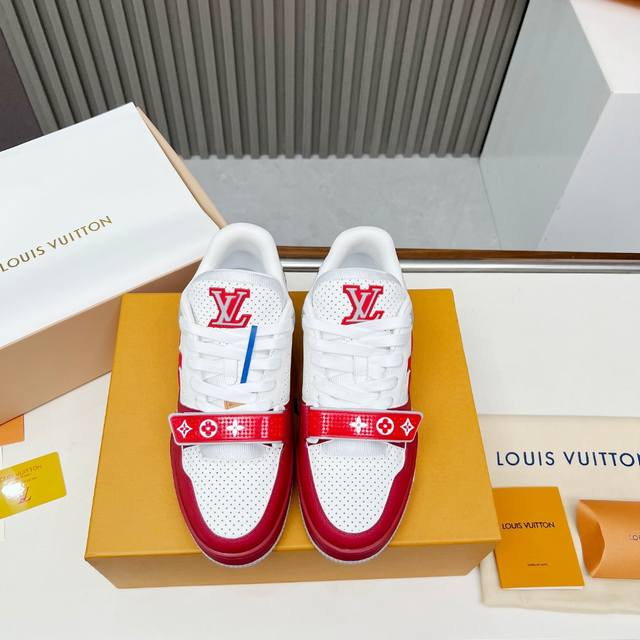 2630最新款Lv Trainer 系列最新运动鞋 强烈推荐 简直不要太好看！专柜开售十分钟立刻抢光光的款。 ｜原版开发｜品质一如既往 鞋面市面顶级头层小牛皮