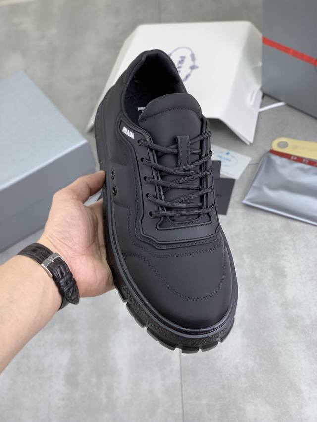 工厂P价P 实价 官网爆款上市， 潮牌 普拉达Prada 主推爆款，前卫百搭时尚男鞋私版开模，牛皮面拼接1：1..时尚干脆、原版进口牛皮内里牛皮垫脚；大气个性更