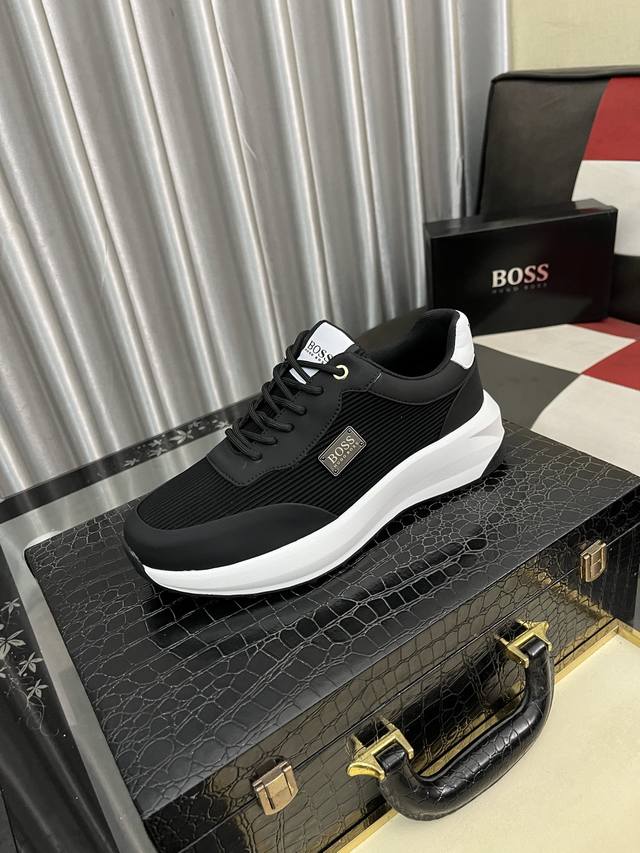 出厂价Pp： Boos 男鞋休闲鞋原单品质鞋面采用进口小牛皮，超透气舒适内里做工精细，高端大气。有时尚典范造型。发泡透明耐磨大底，穿着舒适，值得拥有。码数：38