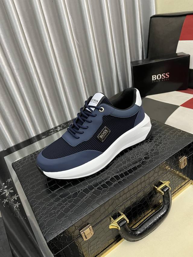 出厂价Pp： Boos 男鞋休闲鞋原单品质鞋面采用进口小牛皮，超透气舒适内里做工精细，高端大气。有时尚典范造型。发泡透明耐磨大底，穿着舒适，值得拥有。码数：38