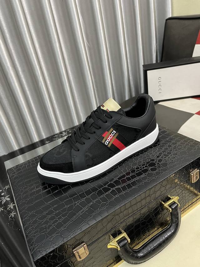 出厂价Pp： Gucci 古奇 男士最新小白鞋系列休闲便鞋！官网1：1打造。鞋面:采用进口牛皮，电绣搭配内里:采用优质头层猪皮柔软舒适。挑剔的选料精致的做工给您