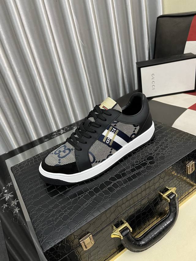出厂价Pp： Gucci 古奇 男士最新小白鞋系列休闲便鞋！官网1：1打造。鞋面:采用进口牛皮，电绣搭配内里:采用优质头层猪皮柔软舒适。挑剔的选料精致的做工给您