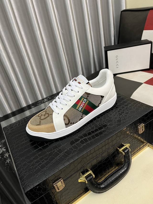 出厂价Pp： Gucci 古奇 男士最新小白鞋系列休闲便鞋！官网1：1打造。鞋面:采用进口牛皮，电绣搭配内里:采用优质头层猪皮柔软舒适。挑剔的选料精致的做工给您