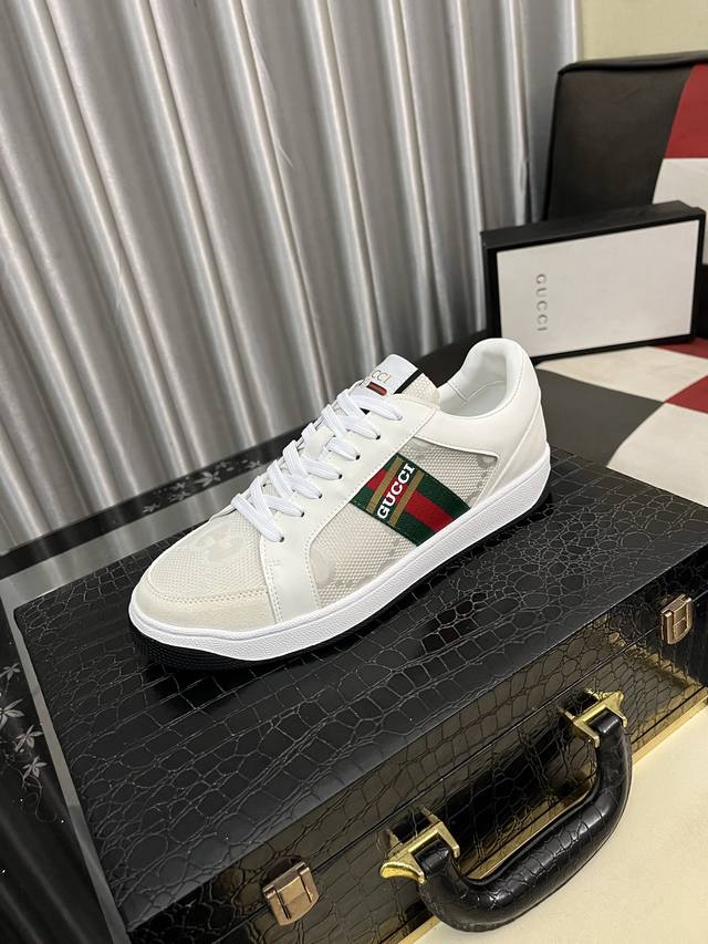 出厂价Pp： Gucci 古奇 男士最新小白鞋系列休闲便鞋！官网1：1打造。鞋面:采用进口牛皮，电绣搭配内里:采用优质头层猪皮柔软舒适。挑剔的选料精致的做工给您