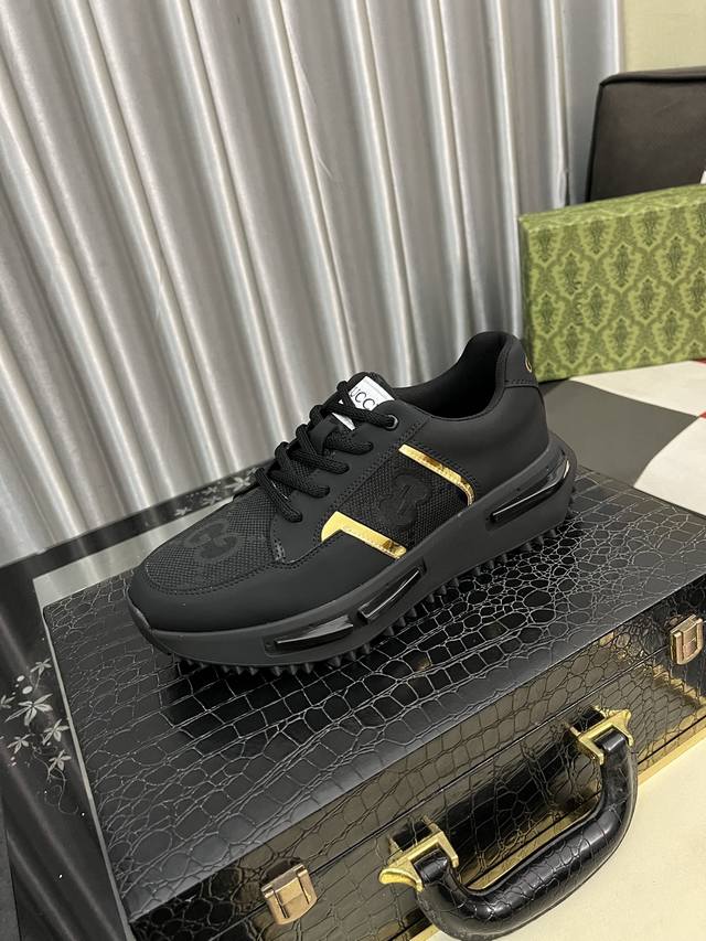 出厂价Pp： Gucci 古奇 男士最新小白鞋系列休闲便鞋！官网1：1打造。鞋面:采用进口牛皮，电绣搭配内里:采用优质头层猪皮柔软舒适。挑剔的选料精致的做工给您