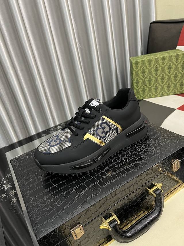 出厂价Pp： Gucci 古奇 男士最新小白鞋系列休闲便鞋！官网1：1打造。鞋面:采用进口牛皮，电绣搭配内里:采用优质头层猪皮柔软舒适。挑剔的选料精致的做工给您