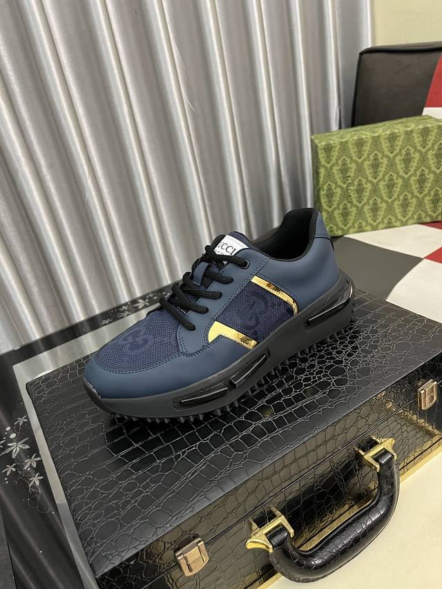 出厂价Pp： Gucci 古奇 男士最新小白鞋系列休闲便鞋！官网1：1打造。鞋面:采用进口牛皮，电绣搭配内里:采用优质头层猪皮柔软舒适。挑剔的选料精致的做工给您