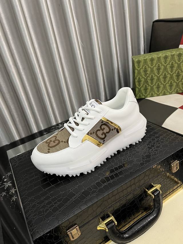 出厂价Pp： Gucci 古奇 男士最新小白鞋系列休闲便鞋！官网1：1打造。鞋面:采用进口牛皮，电绣搭配内里:采用优质头层猪皮柔软舒适。挑剔的选料精致的做工给您