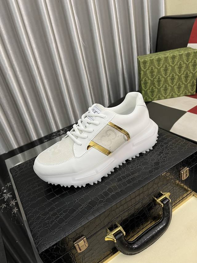 出厂价Pp： Gucci 古奇 男士最新小白鞋系列休闲便鞋！官网1：1打造。鞋面:采用进口牛皮，电绣搭配内里:采用优质头层猪皮柔软舒适。挑剔的选料精致的做工给您