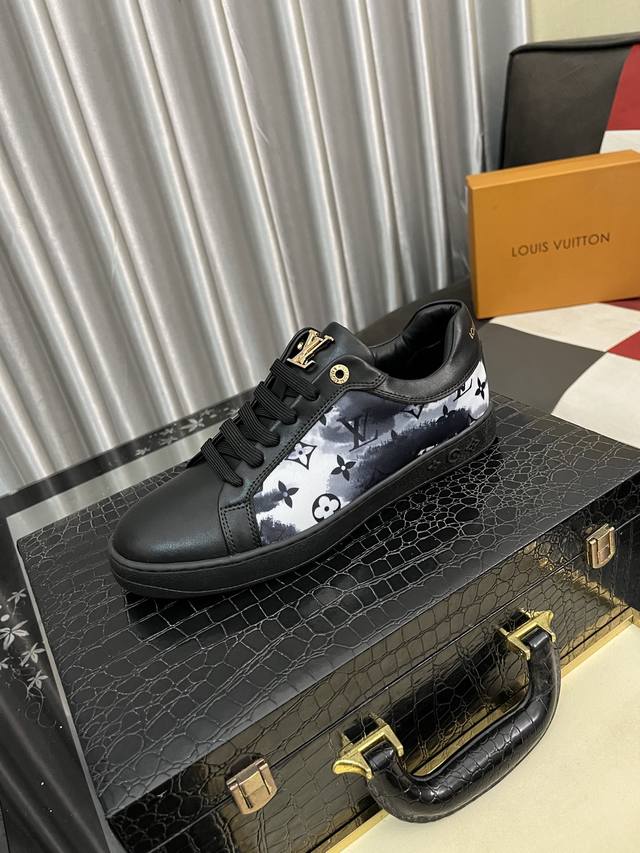 出厂价Pp： Lv 最新男士休闲鞋，真皮内里，橡胶耐磨大底，精线美条、没过有多修饰，欧美风格、上舒脚服上挡次，码数：38一44 45可定做3色可选