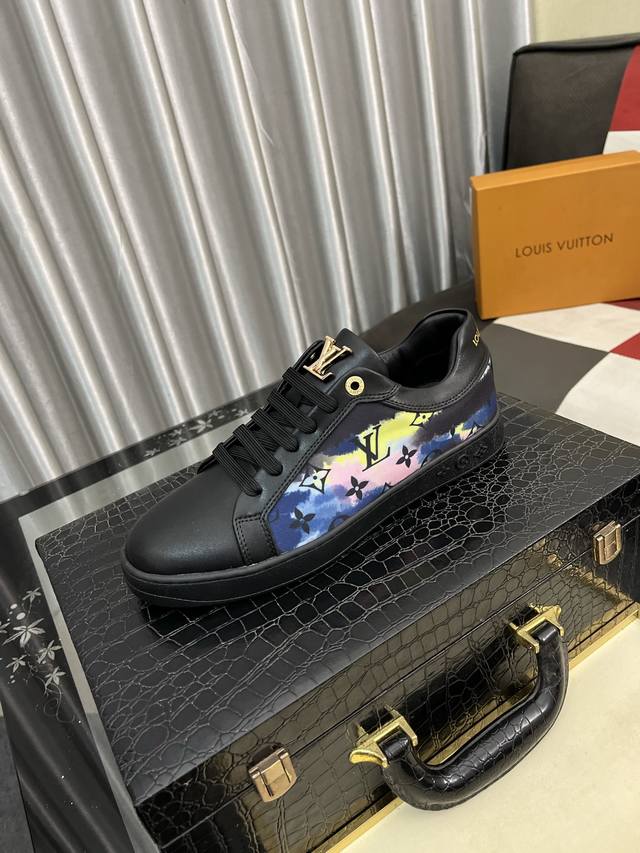 出厂价Pp： Lv 最新男士休闲鞋，真皮内里，橡胶耐磨大底，精线美条、没过有多修饰，欧美风格、上舒脚服上挡次，码数：38一44 45可定做3色可选