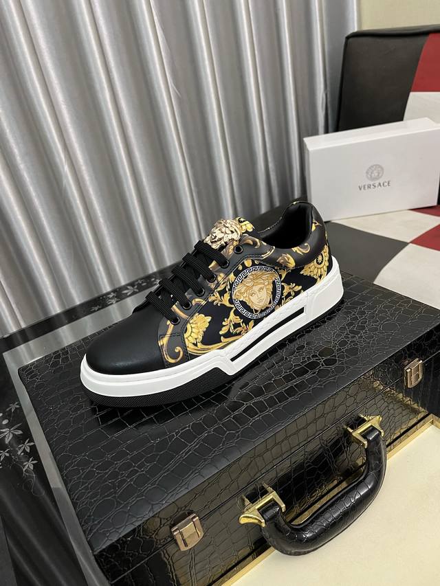 出厂价Pp： Versace 范思哲最新款精心打造，引爆全场！不断创新的国际品牌 此款男士四季款休闲鞋，牛皮鞋面羊皮内里橡胶大底， 码数：38-442色可选