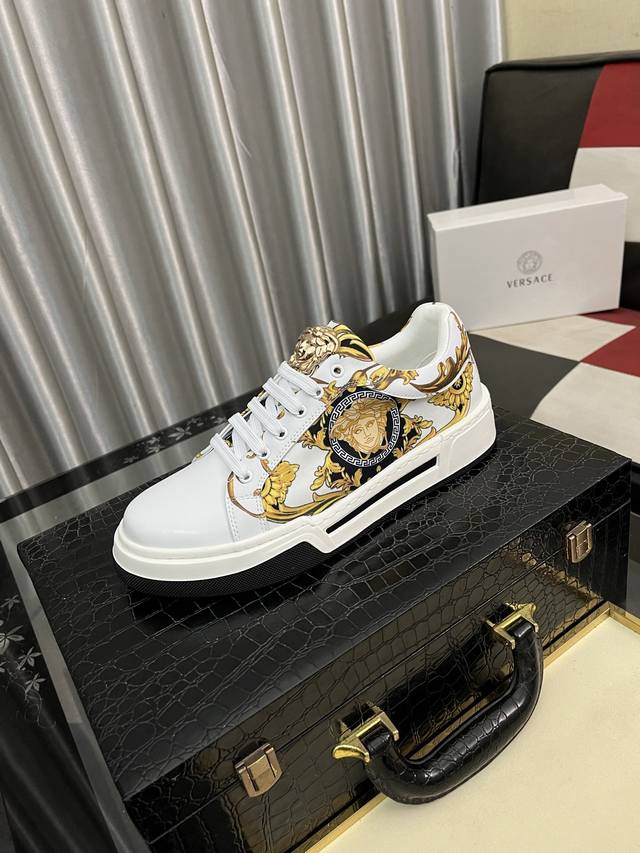 出厂价Pp： Versace 范思哲最新款精心打造，引爆全场！不断创新的国际品牌 此款男士四季款休闲鞋，牛皮鞋面羊皮内里橡胶大底， 码数：38-442色可选