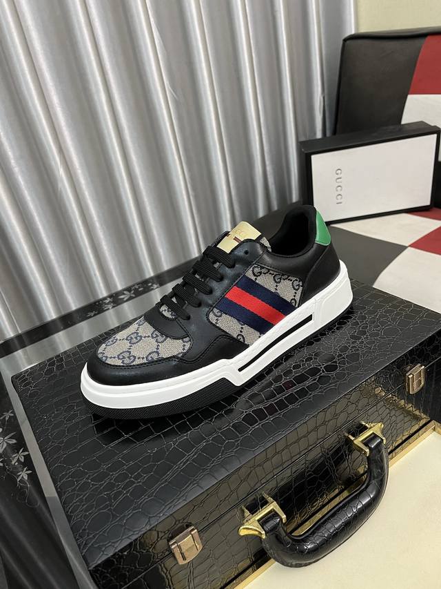 出厂价Pp： Gucci 古奇 男士最新小白鞋系列休闲便鞋！官网1：1打造。鞋面:采用进口牛皮，电绣搭配内里:采用优质头层猪皮柔软舒适。挑剔的选料精致的做工给您
