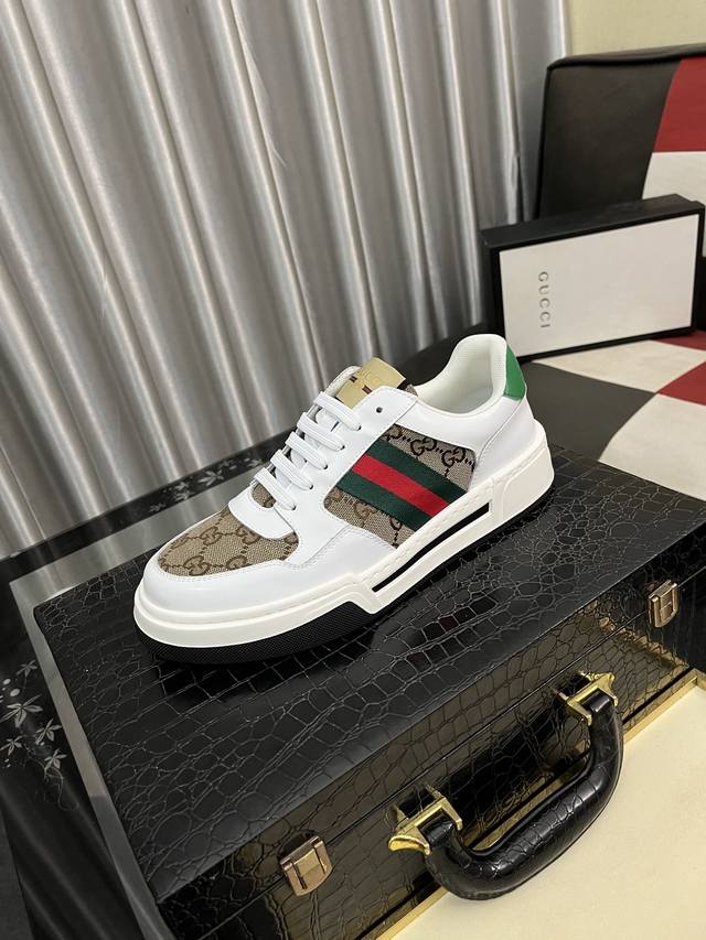 出厂价Pp： Gucci 古奇 男士最新小白鞋系列休闲便鞋！官网1：1打造。鞋面:采用进口牛皮，电绣搭配内里:采用优质头层猪皮柔软舒适。挑剔的选料精致的做工给您