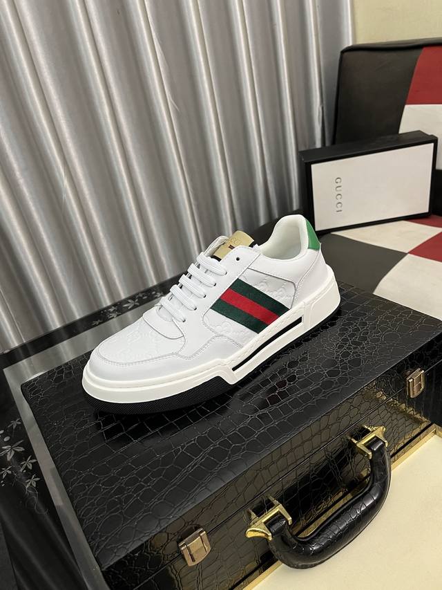 出厂价Pp： Gucci 古奇 男士最新小白鞋系列休闲便鞋！官网1：1打造。鞋面:采用进口牛皮，电绣搭配内里:采用优质头层猪皮柔软舒适。挑剔的选料精致的做工给您