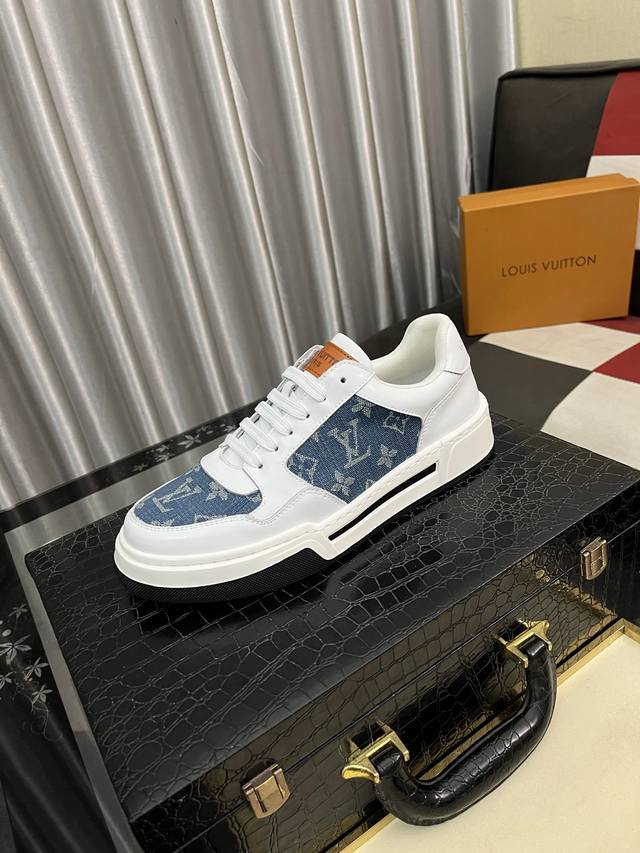 出厂价Pp： Lv* 最新爆款休闲鞋，顶端品牌 奢侈～代购，顶级～质量。 鞋面選用进口透气牛皮搭配布面材质透气羊皮垫脚 精细做工。原版个性时尚柔软橡膠耐磨大底，
