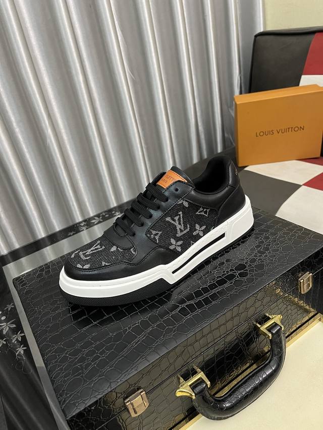 出厂价Pp： Lv* 最新爆款休闲鞋，顶端品牌 奢侈～代购，顶级～质量。 鞋面選用进口透气牛皮搭配布面材质透气羊皮垫脚 精细做工。原版个性时尚柔软橡膠耐磨大底，