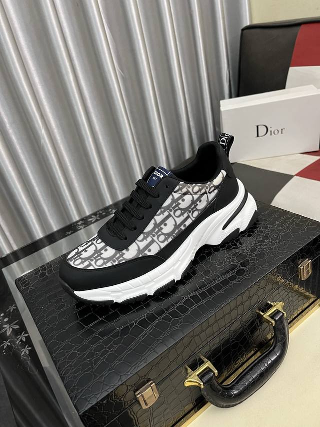出厂价Pp： 迪奥 Dior 25Ss新品 B01德训鞋 鞋头维度设计宽了点 上脚舒适度完美在线 线头优美 适配裤型完美百搭 饰以各种经典细节 是日常造型的理想