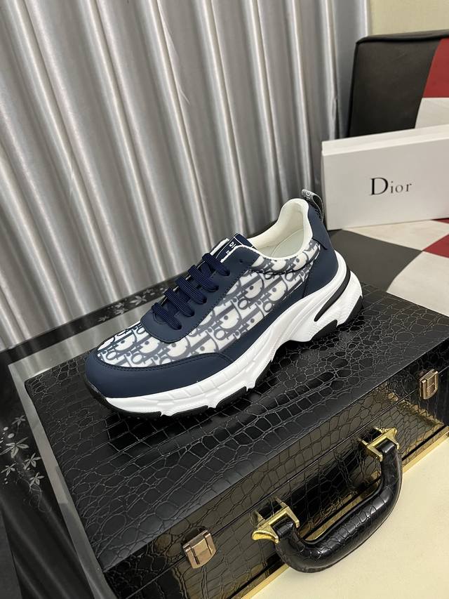出厂价Pp： 迪奥 Dior 25Ss新品 B01德训鞋 鞋头维度设计宽了点 上脚舒适度完美在线 线头优美 适配裤型完美百搭 饰以各种经典细节 是日常造型的理想
