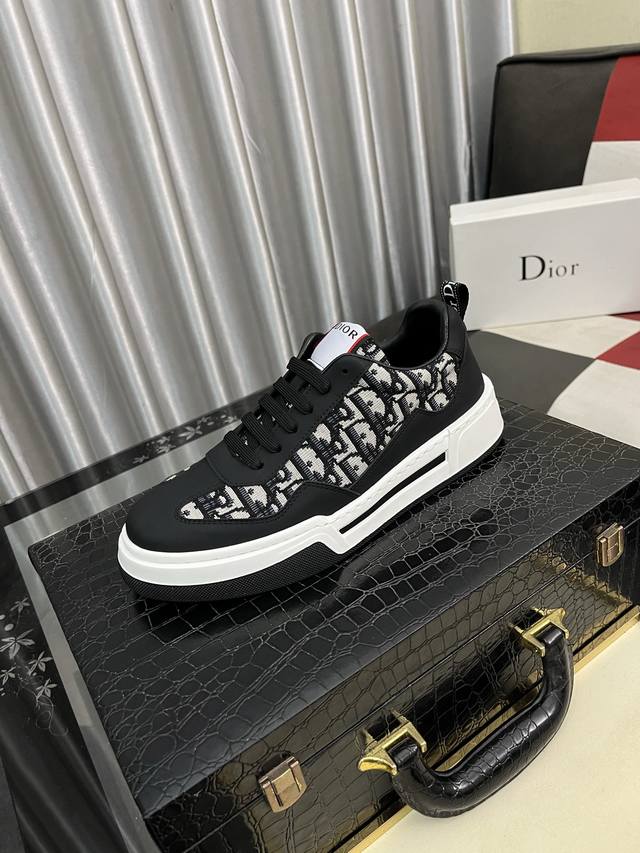 出厂价Pp： 迪奥 Dior 25Ss新品 B01德训鞋 鞋头维度设计宽了点 上脚舒适度完美在线 线头优美 适配裤型完美百搭 饰以各种经典细节 是日常造型的理想