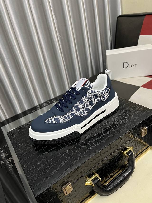 出厂价Pp： 迪奥 Dior 25Ss新品 B01德训鞋 鞋头维度设计宽了点 上脚舒适度完美在线 线头优美 适配裤型完美百搭 饰以各种经典细节 是日常造型的理想