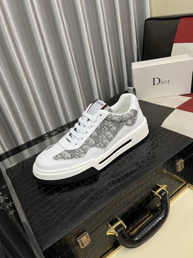 出厂价Pp： 迪奥 Dior 25Ss新品 B01德训鞋 鞋头维度设计宽了点 上脚舒适度完美在线 线头优美 适配裤型完美百搭 饰以各种经典细节 是日常造型的理想