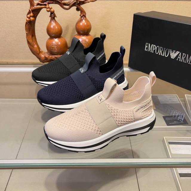 阿玛尼 Armani Exchange 官网最新款 Ax时尚休闲男鞋，爆款版型简洁大气，潮男专属.独有的官网最新品牌元素元素原版装饰，时尚又大方，面料原版牛皮羊