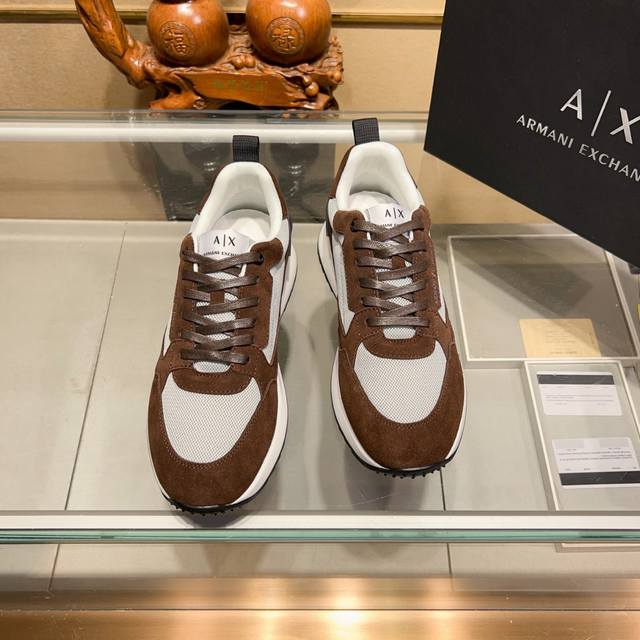 阿玛尼 Armani Exchange 官网最新款 Ax时尚休闲男鞋，爆款版型简洁大气，潮男专属.独有的官网最新品牌元素元素原版装饰，时尚又大方，面料原版牛皮羊