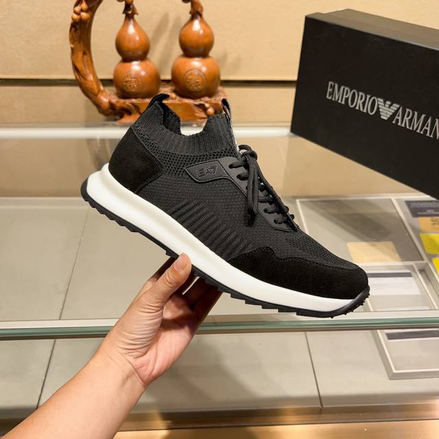 阿玛尼 Armani Exchange 官网最新款 Ax时尚休闲男鞋，爆款版型简洁大气，潮男专属.独有的官网最新品牌元素元素原版装饰，时尚又大方，面料原版牛皮羊
