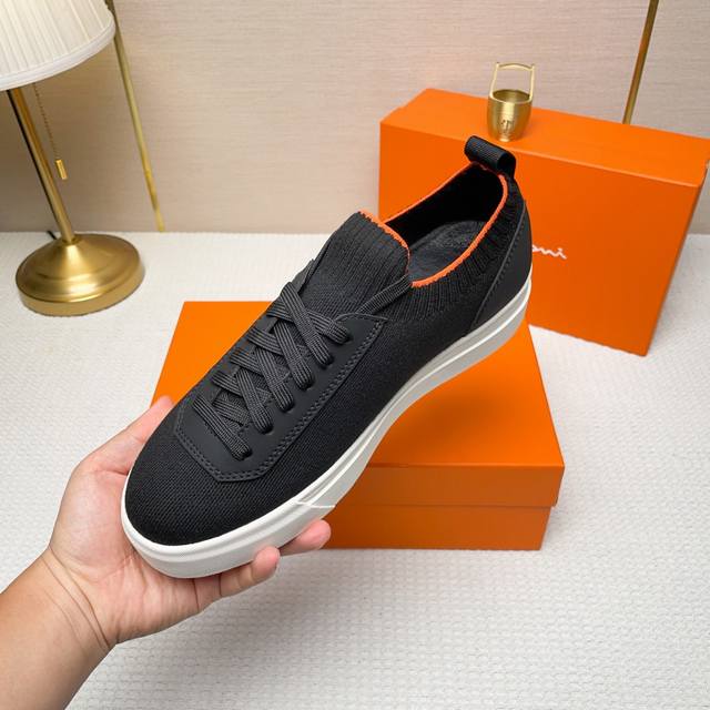 Santoni 圣东尼 这是一款男士低帮运动鞋，由意大利制造。 材质与构造：采用进口飞织拼接皮制作，未加内衬且解 构设计，呈现简约风格。 颜色与细节：鞋身为黑色