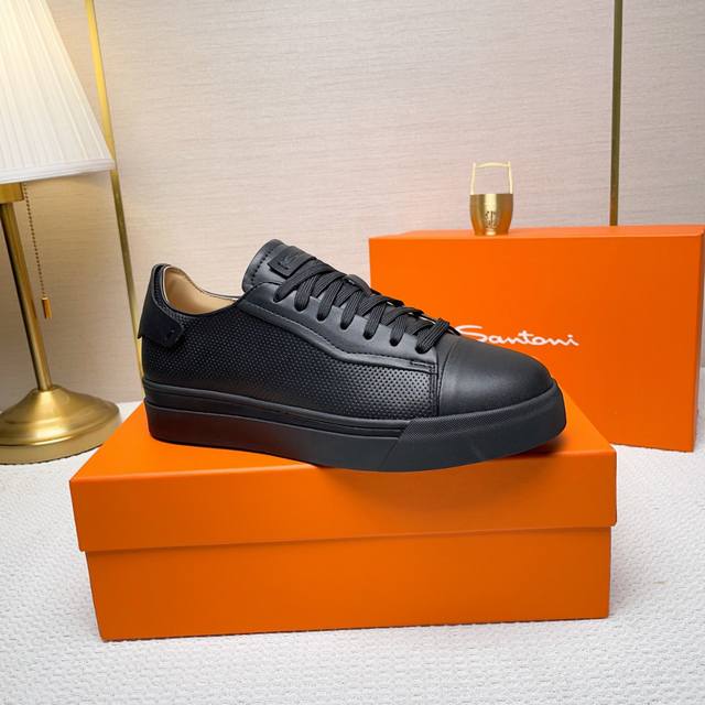 Santoni 圣东尼 这是一款男士低帮运动鞋，由意大利制造。 材质与构造：采用进口牛皮制作，未加内衬且解 构设计，呈现简约风格。 颜色与细节：鞋身为黑色，鞋舌