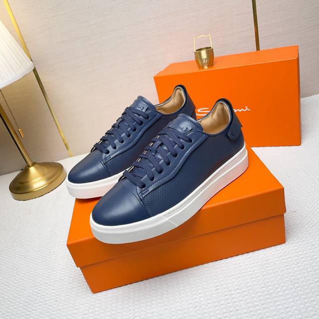 Santoni 圣东尼 这是一款男士低帮运动鞋，由意大利制造。 材质与构造：采用进口牛皮制作，未加内衬且解 构设计，呈现简约风格。 颜色与细节：鞋身为黑色，鞋舌