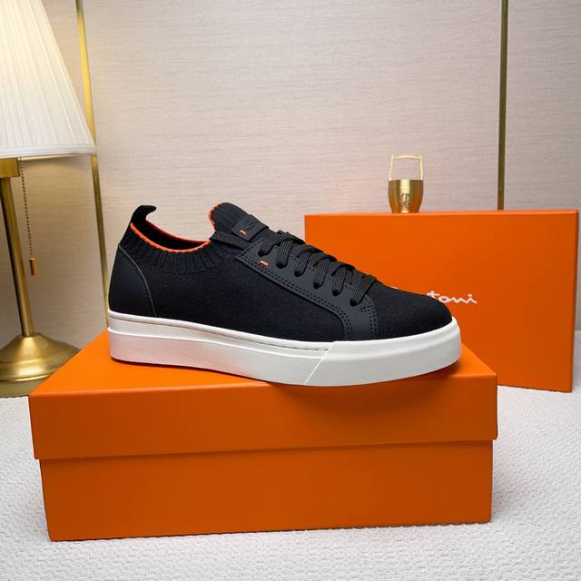 Santoni 圣东尼 这是一款男士低帮运动鞋，由意大利制造。 材质与构造：采用进口飞织拼接皮制作，未加内衬且解 构设计，呈现简约风格。 颜色与细节：鞋身为黑色