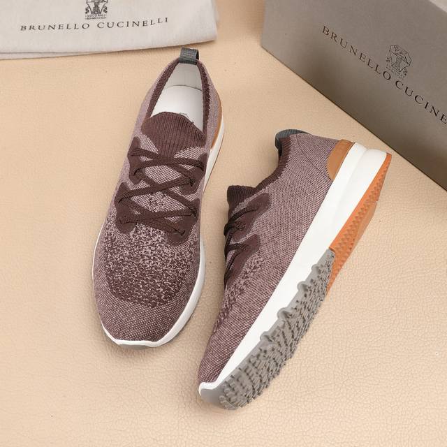 Brunello Cucinelli 春夏新款男鞋出货 此品牌是来自意大利的世界顶级奢侈品牌，被誉为低调奢华的 “山羊绒之王” 和 “服装界真正的奢侈品”。没有