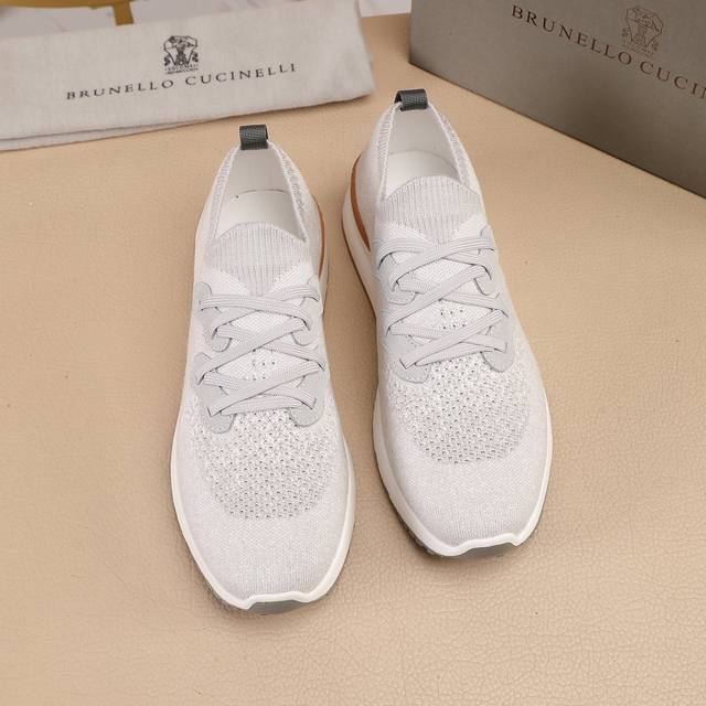 Brunello Cucinelli 春夏新款男鞋出货 此品牌是来自意大利的世界顶级奢侈品牌，被誉为低调奢华的 “山羊绒之王” 和 “服装界真正的奢侈品”。没有