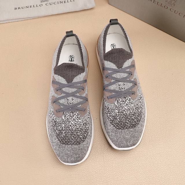 Brunello Cucinelli 春夏新款男鞋出货 此品牌是来自意大利的世界顶级奢侈品牌，被誉为低调奢华的 “山羊绒之王” 和 “服装界真正的奢侈品”。没有