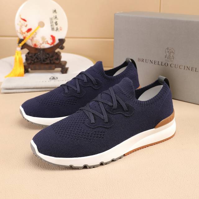 Brunello Cucinelli 春夏新款男鞋出货 此品牌是来自意大利的世界顶级奢侈品牌，被誉为低调奢华的 “山羊绒之王” 和 “服装界真正的奢侈品”。没有