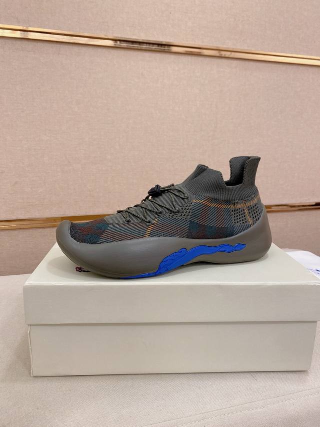 工厂P价 Burberry 巴宝莉格纹针织 Neptune 运动鞋｜搭配透气袜式鞋面｜点缀针织Burberry格纹｜采用皮革内衬 融入格纹鞋带设计｜设有B字型盾
