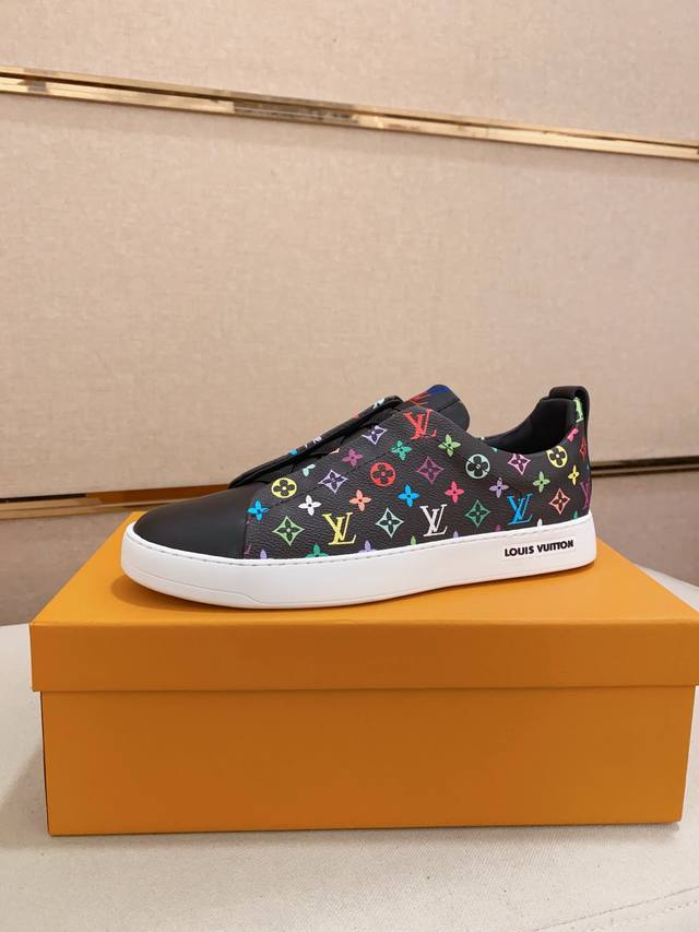 Lv 路易威登。最新潮鞋休闲鞋实体店爆款38-44码。 新品春夏季舒适进口定制原版牛皮，独特提花面料元素设计。搭配羊皮内里，Lv原版底， 高端包装高品质细节决定