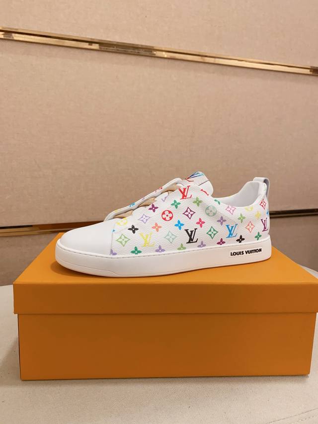 Lv 路易威登。最新潮鞋休闲鞋实体店爆款38-44码。 新品春夏季舒适进口定制原版牛皮，独特提花面料元素设计。搭配羊皮内里，Lv原版底， 高端包装高品质细节决定