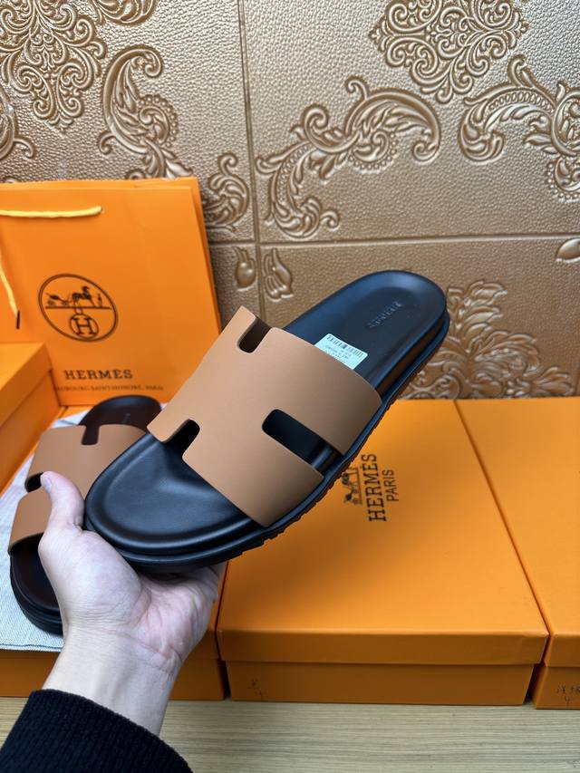 工厂P价P： Hermes爱马仕 官网最新专柜同步新款Oran牛皮面H拖鞋 巴黎原版飞回正品开模完美打造最高品质 诚意巨献，可随意进出专柜鞋面采用原版定制牛皮。
