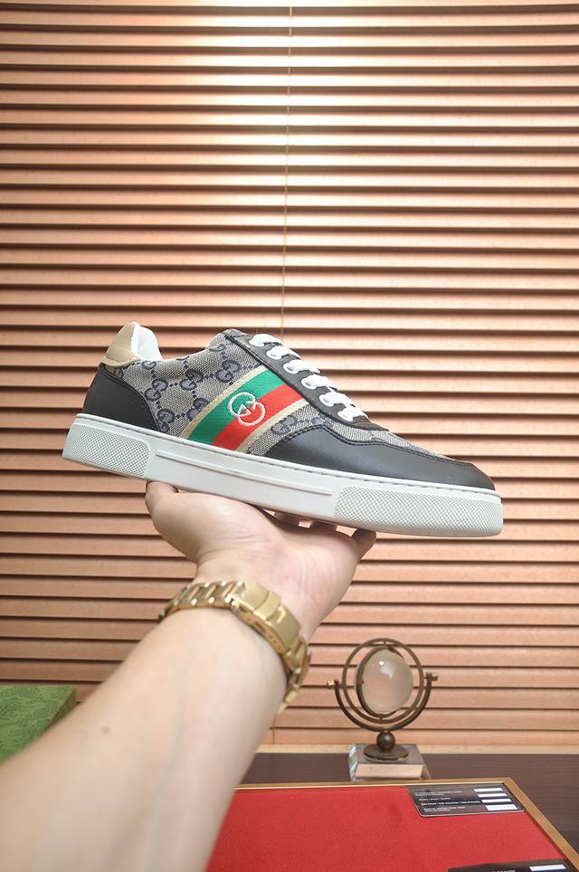 出厂价P Gucci 古奇 官网1:1运动男鞋火爆上市，采用原版布料+水染羊皮内里，再加官网原版1:1舒适大底。时尚百搭，着脚超舒适、透气。标准鞋码38 45