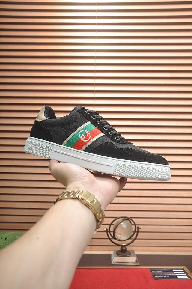 出厂价P Gucci 古奇 官网1:1运动男鞋火爆上市，采用原版布料+水染羊皮内里，再加官网原版1:1舒适大底。时尚百搭，着脚超舒适、透气。标准鞋码38 45