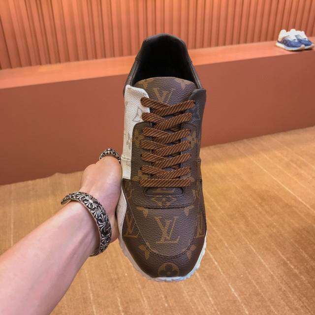 驴家 Run Away 运动鞋 拼接 Epi 牛皮革和 Monogram 压纹粒面牛皮革，再现传统跑鞋的灵感启发。楔形外底延续标志性设计，品牌字母和标识分饰鞋舌