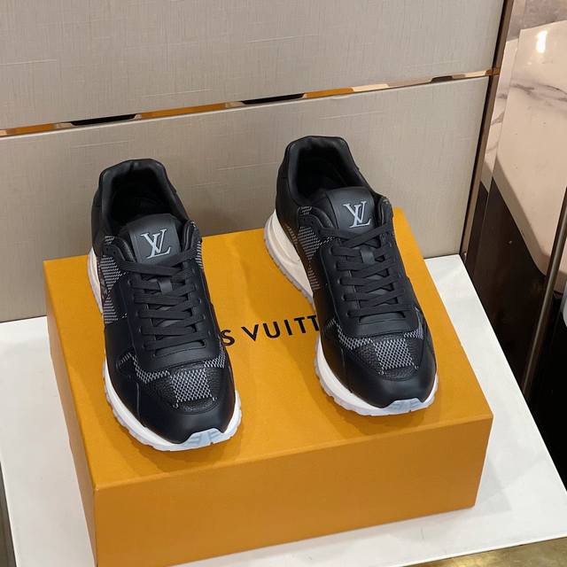 驴家 Run Away 运动鞋 拼接 Epi 牛皮革和 Monogram 压纹粒面牛皮革，再现传统跑鞋的灵感启发。楔形外底延续标志性设计，品牌字母和标识分饰鞋舌