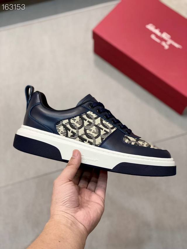 Ferragamo 菲拉格慕 新款男士Gancini轮廓低帮休闲鞋，这款低帮休闲鞋选用麂皮及小牛皮皮革制造。其灵感源自九十年代篮球鞋风格，侧面Gancini嵌饰